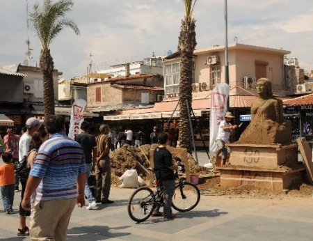 Antalya'ya Altın Portakal Film Festivali'nin Simgesi Venüs'ün Kumdan Heykeli Yapılıyor