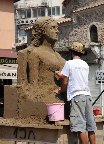 Antalya'ya Altın Portakal Film Festivali'nin Simgesi Venüs'ün Kumdan Heykeli Yapılıyor