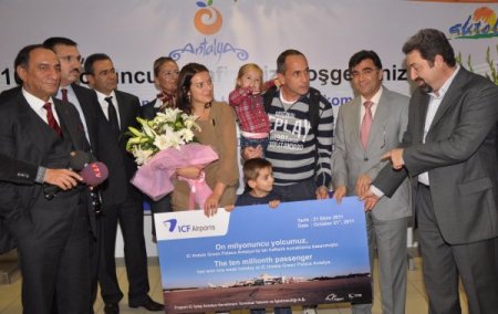 Antalya'ya Gelen 10 Milyonuncu Turist Çiçeklerle Karşılandı