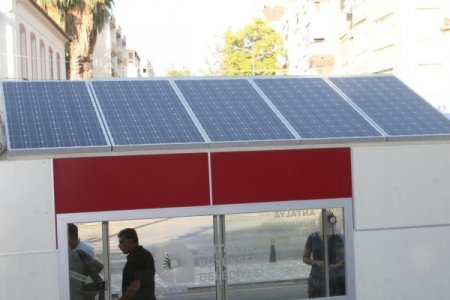 Antalya'ya güneş enerjisi ile çalışan klimalı durak