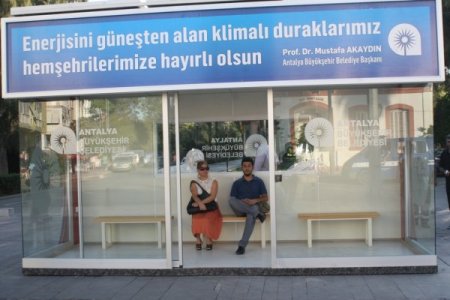 Antalya'ya güneş enerjisi ile çalışan klimalı durak