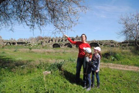 Antalya'ya tatile gelen turistler 2 mevsimi bir arada yaşıyor