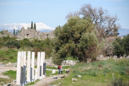 Antalya'ya tatile gelen turistler 2 mevsimi bir arada yaşıyor