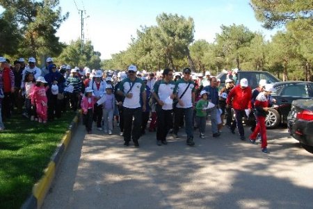 Antep yemeklerinin yaptığı kiloları doğa yürüyüşünde atmaya çalıştılar