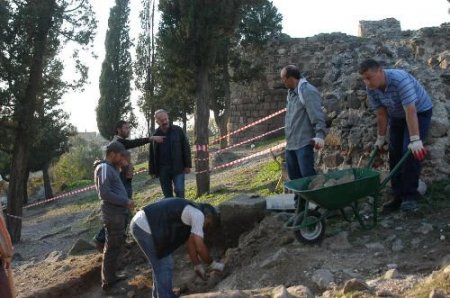Antik İzmir'in Kuruluş Aşamasındaki Surlar Ortaya Çıkarıldı