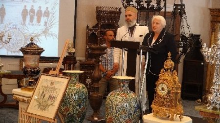 Antika ipek mendil ile birlik çağrısı