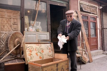 Antikacı, eski sandığın gizli bölmesinde kefen parası buldu
