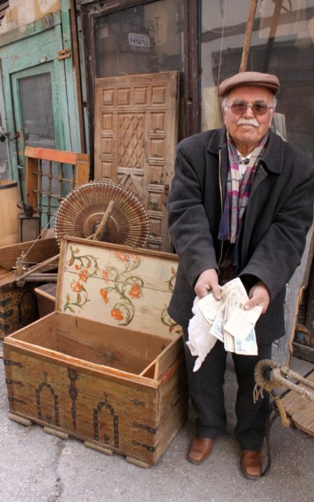 Antikacı, eski sandığın gizli bölmesinde kefen parası buldu