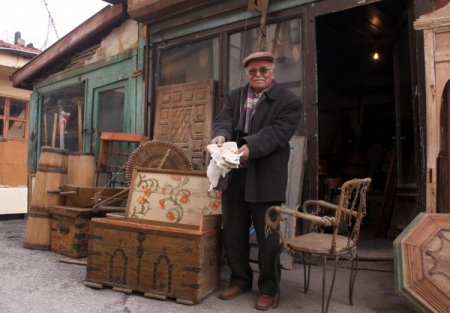 Antikacı, eski sandığın gizli bölmesinde kefen parası buldu