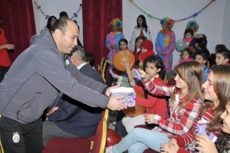 Antrenörler yetiştirme yurdundaki çocukları eğlendirdi