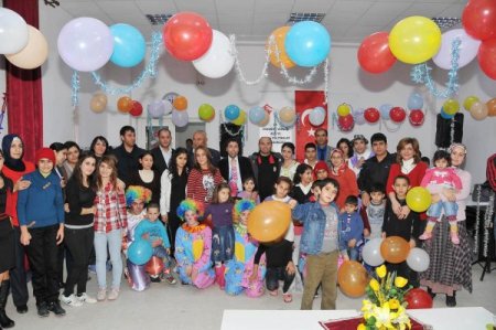 Antrenörler yetiştirme yurdundaki çocukları eğlendirdi