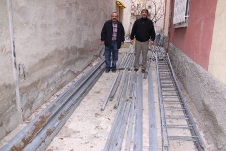 Apartman bahçesindeki baz istasyonu mahkeme kararıyla kaldırıldı