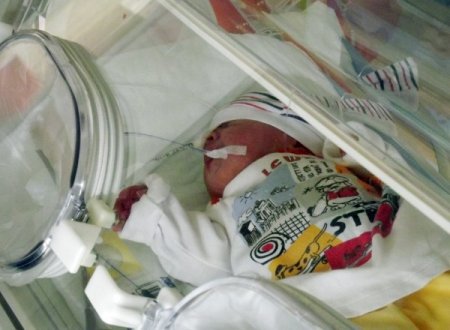 Apartman girişine bırakılan Murat bebek, hayata tutundu