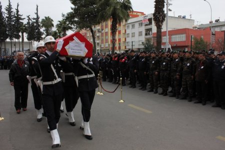 Apartman yöneticisinin öldürdüğü polis için emniyette tören düzenlendi