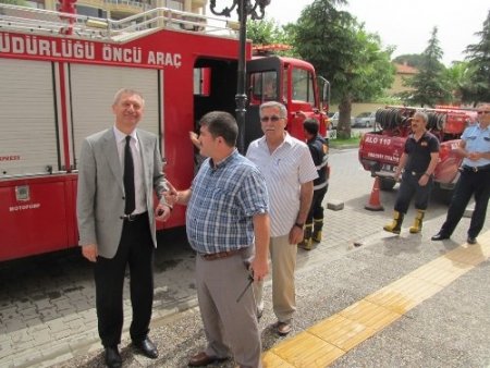 Apartmanda çıkan küçük yangın tüpçüyü bayılttı