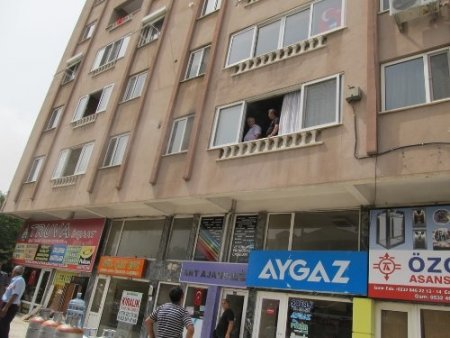 Apartmanda çıkan küçük yangın tüpçüyü bayılttı