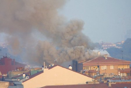 Apartmanın çatı katındaki yangın korkuttu