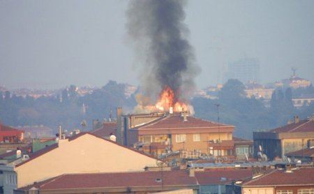 Apartmanın çatı katındaki yangın korkuttu