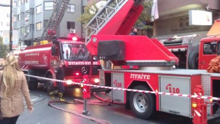 Apartmanın çatı katındaki yangın korkuttu