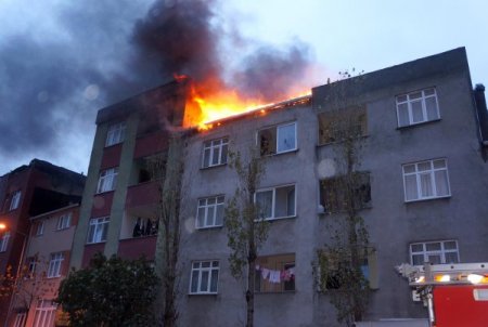 Apartmanın çatısı alev alev yandı