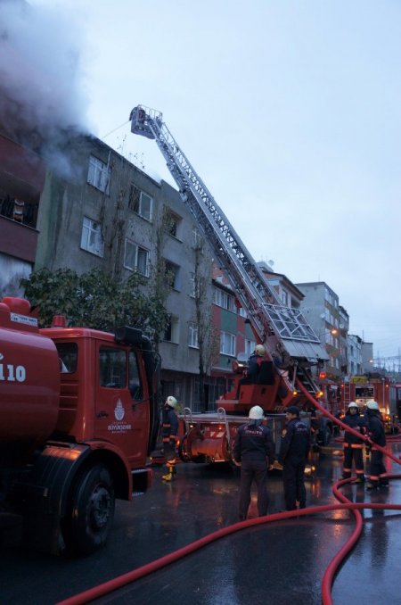 Apartmanın çatısı alev alev yandı