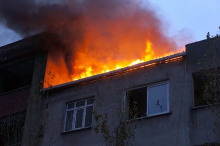 Apartmanın çatısı alev alev yandı
