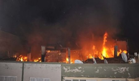 Apartmanın Çatısında Çıkan Yangın Korkuttu