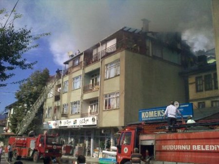 Apartmanın En Üst Katı Alevlere Teslim Oldu, Yaşlı Kadın Zor Kurtarıldı