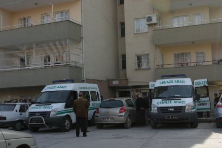 Apatman yöneticisi cinnet getirdi, 2 kişiyi öldürüp canına kıydı