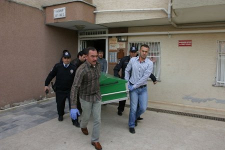 Apatman yöneticisi cinnet getirdi, 2 kişiyi öldürüp canına kıydı