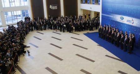 APEC liderleri yerel kıyafetsiz aile fotosu çektirdi