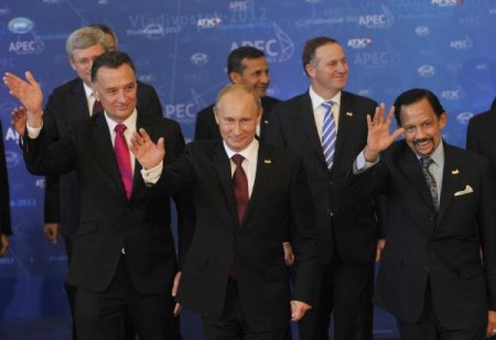 APEC liderleri yerel kıyafetsiz aile fotosu çektirdi