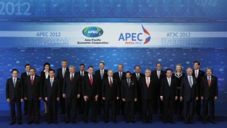 APEC liderleri yerel kıyafetsiz aile fotosu çektirdi