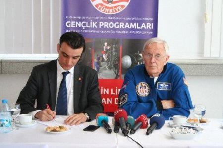 Apollo 16 astronotu Charlie Duke İzmir'de