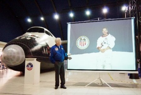 Apollo 16 astronotu Charlie Duke İzmir'de