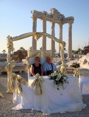 Apollon Tapınağı Önünde Kurulan Takı Gören Yaşlı Turistler Nikah Tazeledi