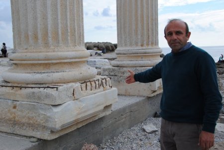 Apollon Tapınağı'ndaki paslı demirler Türk turizminin imajına zarar veriyor