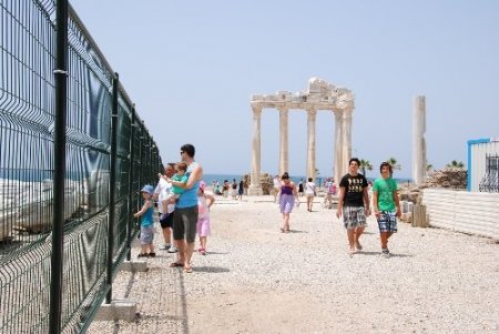 Apollon Tapınağı'nın çevresi tel örgü ile koruma altına alındı