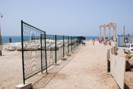 Apollon Tapınağı'nın çevresi tel örgü ile koruma altına alındı