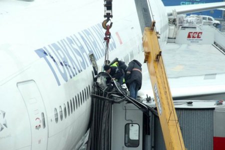 Apronda uçak kurtarma operasyonu