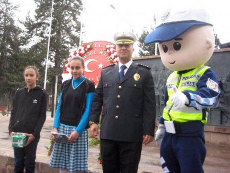 'Arabanla Değil, Aklınla Yarış'