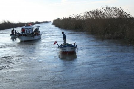 Arabayla nehre düşen aile henüz bulunamadı