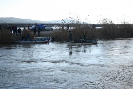 Arabayla nehre düşen aile henüz bulunamadı