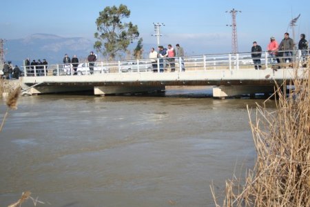 Arabayla nehre düşen aile henüz bulunamadı