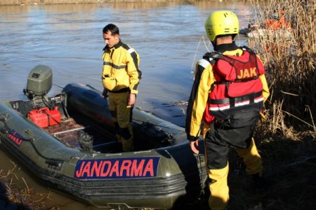 Arabayla nehre düşen aileyi arama çalışmaları dördüncü gününde