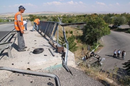 Araç Köprüden Aşağıya Uçtu, Baba İle Oğlu Hayatını Kaybetti