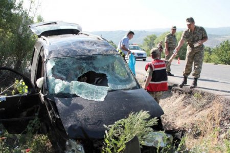 Araç Şarampole Yuvarlandı: 2’si Ağır 4 Yaralı
