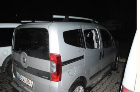 Aracın camını kırarak eşyaları çaldı, polisten kaçamadı