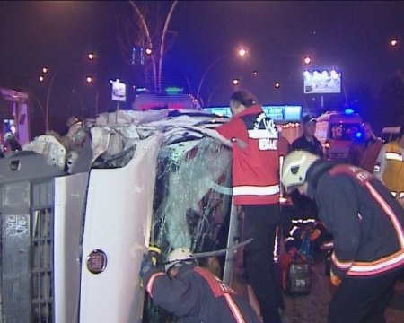 Aracında sıkışan yaralının yardımına UMKE görevlisi yetişti