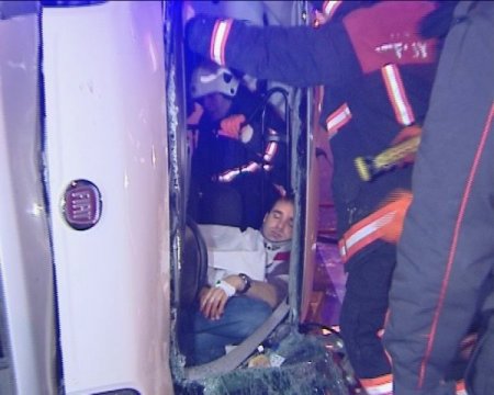 Aracında sıkışan yaralının yardımına UMKE görevlisi yetişti